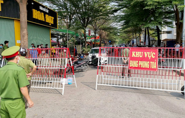 Bình Dương: Người phụ nữ la lối, lao xe phá rào, đòi rời chung cư Ehome - Ảnh 4.