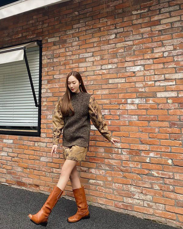 10 set đồ sang chảnh của sao Hàn, nàng mặc đẹp ngày Hà Nội mưa lạnh - Ảnh 2.