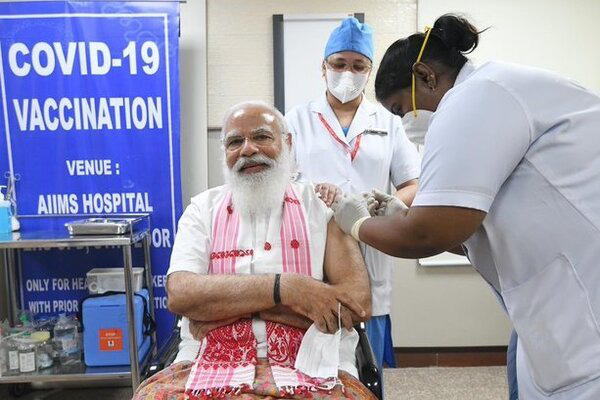 Thủ tướng Ấn Độ tiêm vắc-xin phòng Covid-19 - Ảnh 2.
