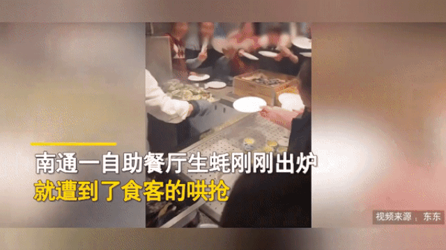 Choáng với cảnh khách Trung Quốc tranh giành đồ ăn buffet như đánh trận - Ảnh 2.