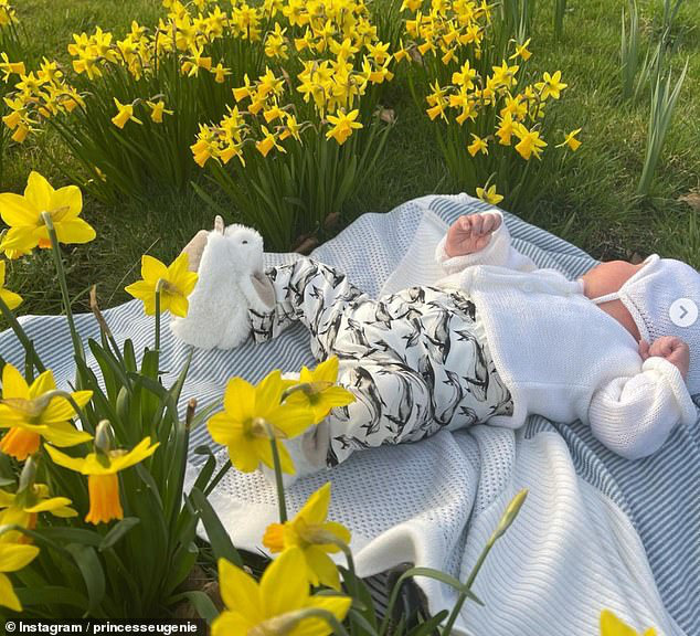 Giữa lùm xùm nhà Meghan Markle, em bé Hoàng gia bất ngờ xuất hiện trong bức ảnh mới với ngoại hình thay đổi rõ rệt, chiếm hết spotlight - Ảnh 2.