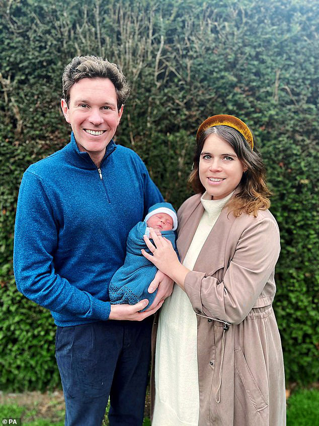 Giữa lùm xùm nhà Meghan Markle, em bé Hoàng gia bất ngờ xuất hiện trong bức ảnh mới với ngoại hình thay đổi rõ rệt, chiếm hết spotlight - Ảnh 3.