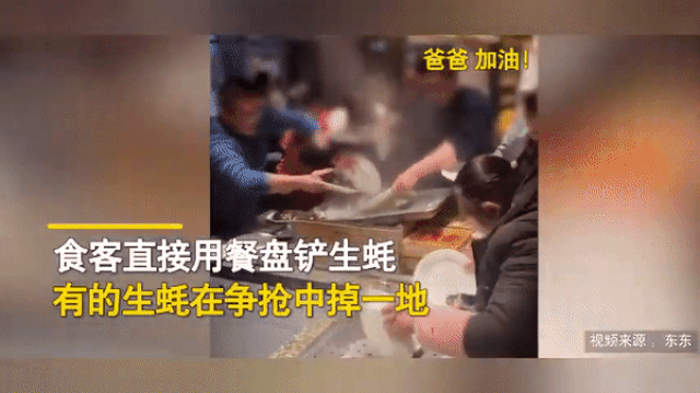 Choáng với cảnh khách Trung Quốc tranh giành đồ ăn buffet như đánh trận - Ảnh 4.
