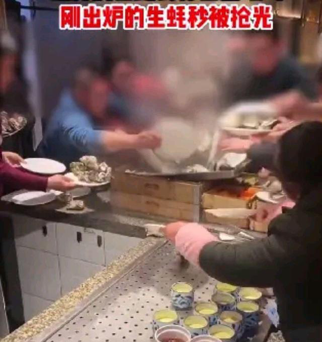 Choáng với cảnh khách Trung Quốc tranh giành đồ ăn buffet như đánh trận - Ảnh 5.