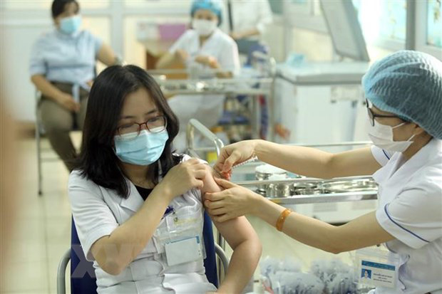 Phản ứng sau tiêm vaccine COVID-19 tại Việt Nam thấp tương đương khuyến cáo, người dân cần bình tĩnh - Ảnh 4.