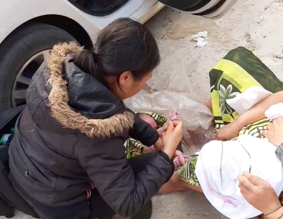 Nghệ An: Sản phụ không kịp đến trung tâm y tế, sinh con ngay vệ đường - Ảnh 1.