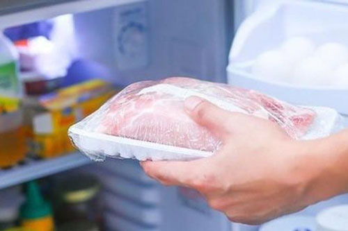 Tích trữ thịt trong ngăn đá tủ lạnh là cách bạn đang rước bệnh về nhà - Ảnh 1.