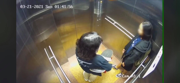 Camera an ninh ghi lại hình ảnh cuối cùng của 2 cô gái trẻ trong thang máy trước khi rơi lầu chung cư ở Sài Gòn - Ảnh 2.