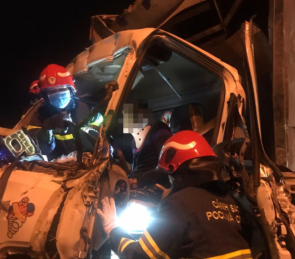 Hà Nội: Cắt cabin cứu 3 người bị thương nặng trong xe ô tô tai nạn - Ảnh 1.