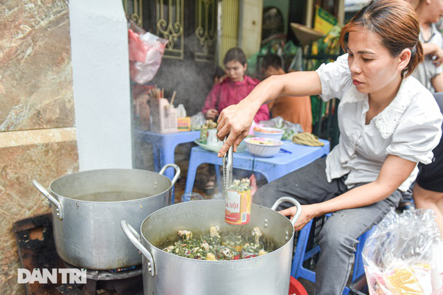 Mua lon bia bỏ đi, mang về làm gà tần trong lon, bán 1000 suất/ngày - Ảnh 1.