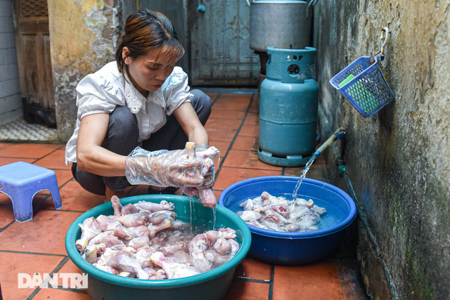 Mua lon bia bỏ đi, mang về làm gà tần trong lon, bán 1000 suất/ngày - Ảnh 2.