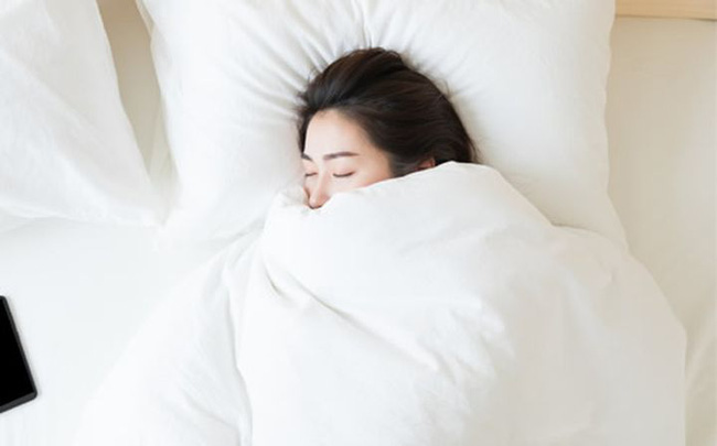 Phụ nữ có tử cung khỏe mạnh, ít mắc bệnh phụ khoa thường có 3 thói quen tốt trong việc ngủ nghỉ - Ảnh 1.