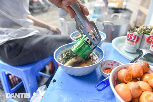 Mua lon bia bỏ đi, mang về làm gà tần trong lon, bán 1000 suất/ngày - Ảnh 8.