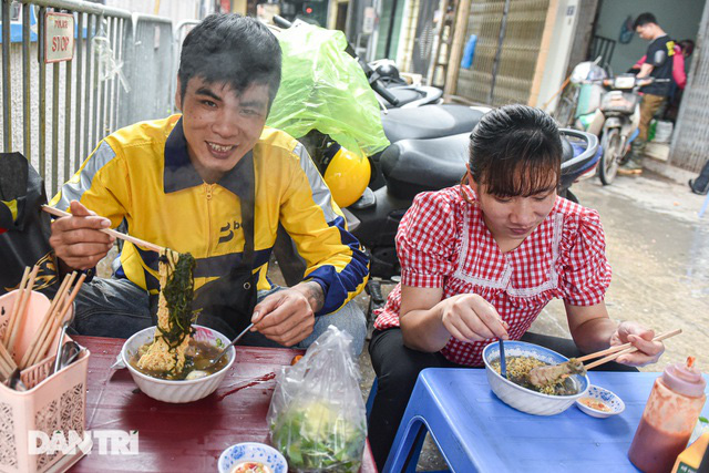 Mua lon bia bỏ đi, mang về làm gà tần trong lon, bán 1000 suất/ngày - Ảnh 9.