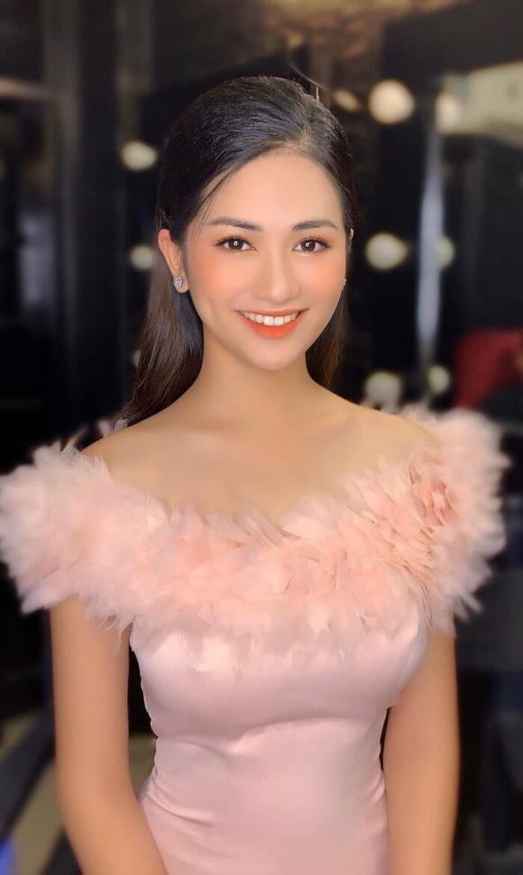 Nhan sắc nóng bỏng của người đẹp Hoa hậu Việt Nam dẫn bản tin VTV - Ảnh 15.