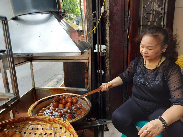 Quán bánh rán 3 thập kỷ ở Hà Nội, thu về 20 triệu mỗi ngày - Ảnh 1.