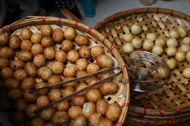Quán bánh rán 3 thập kỷ ở Hà Nội, thu về 20 triệu mỗi ngày - Ảnh 2.