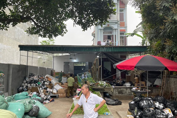 Tổng kho hơn nửa triệu đồ lậu, đếm từ chiều đến tối chưa xong - Ảnh 1.
