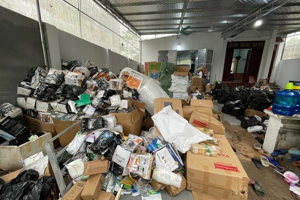 Tổng kho hơn nửa triệu đồ lậu, đếm từ chiều đến tối chưa xong - Ảnh 2.
