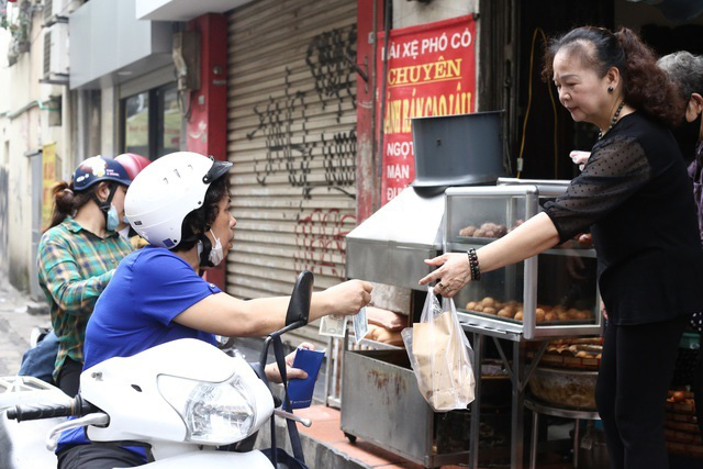 Quán bánh rán 3 thập kỷ ở Hà Nội, thu về 20 triệu mỗi ngày - Ảnh 3.