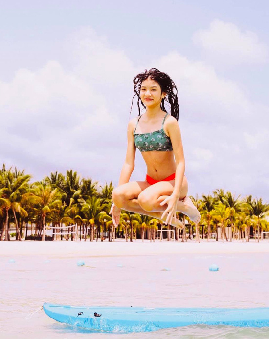 Con gái Trương Ngọc Ánh diện bikini tắm biển - Ảnh 4.