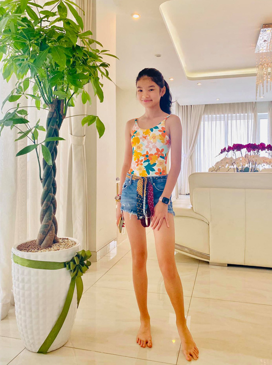 Con gái Trương Ngọc Ánh diện bikini tắm biển - Ảnh 5.