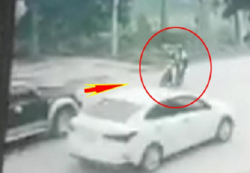 Chiếc xe ô tô lấn làn tông trực diện hất tung 2 nữ sinh lên không trung - Ảnh 1.