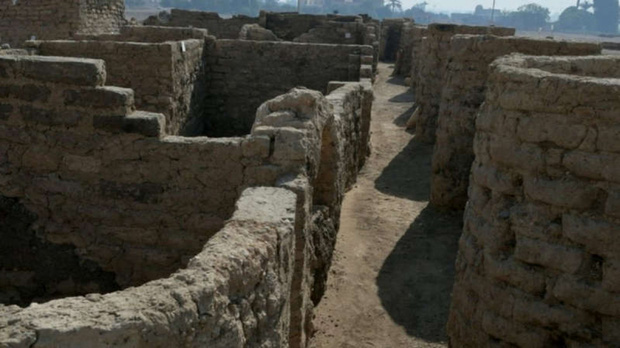 Phát hiện thành phố cổ đại lớn nhất Ai Cập từng bị chôn vùi hơn 3000 năm trong cát - Ảnh 1.