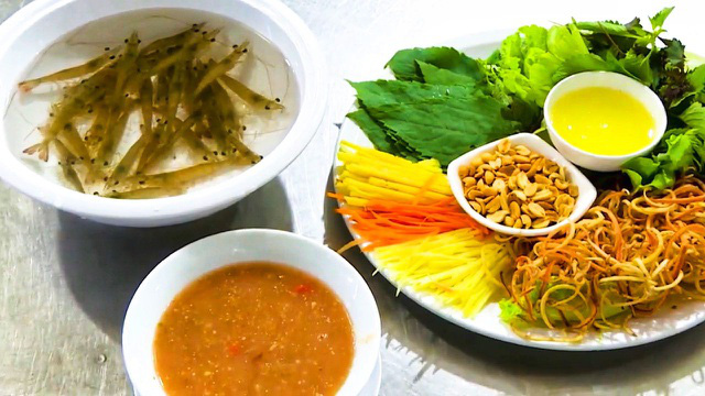 Món tôm bò nhảy tanh tách trong miệng, thách thức thực khách ở Quảng Ninh - Ảnh 4.