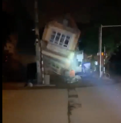  Nhà 3 tầng bất ngờ đổ sập trong đêm ở Lào Cai - Ảnh 2.