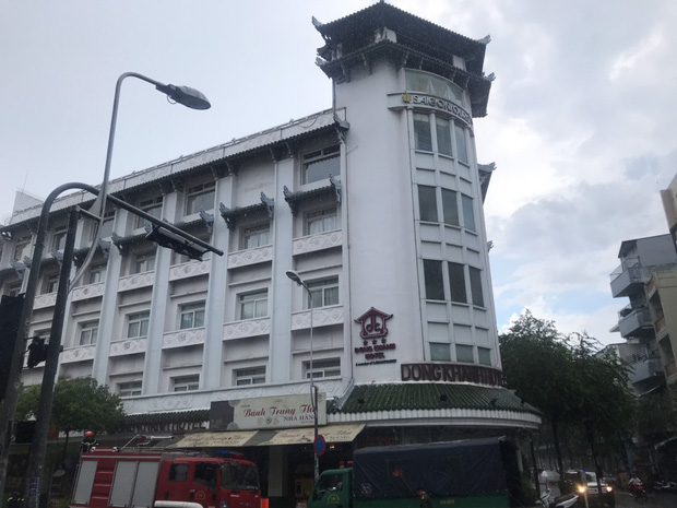 Khách sạn Đồng Khánh ở TP.HCM bốc cháy dữ dội trong cơn mưa lớn - Ảnh 2.
