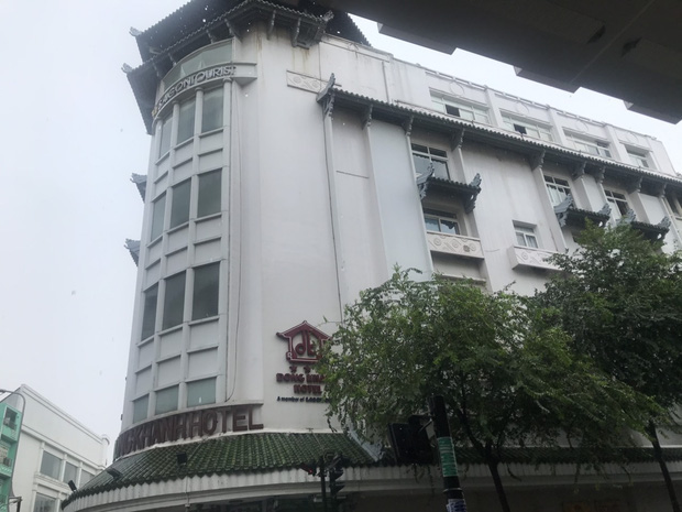 Khách sạn Đồng Khánh ở TP.HCM bốc cháy dữ dội trong cơn mưa lớn - Ảnh 3.