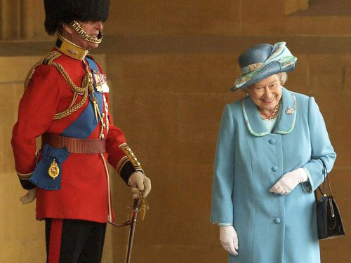 Lý do nữ hoàng Anh cười khúc khích trong bức ảnh với Hoàng thân Philip - Ảnh 2.
