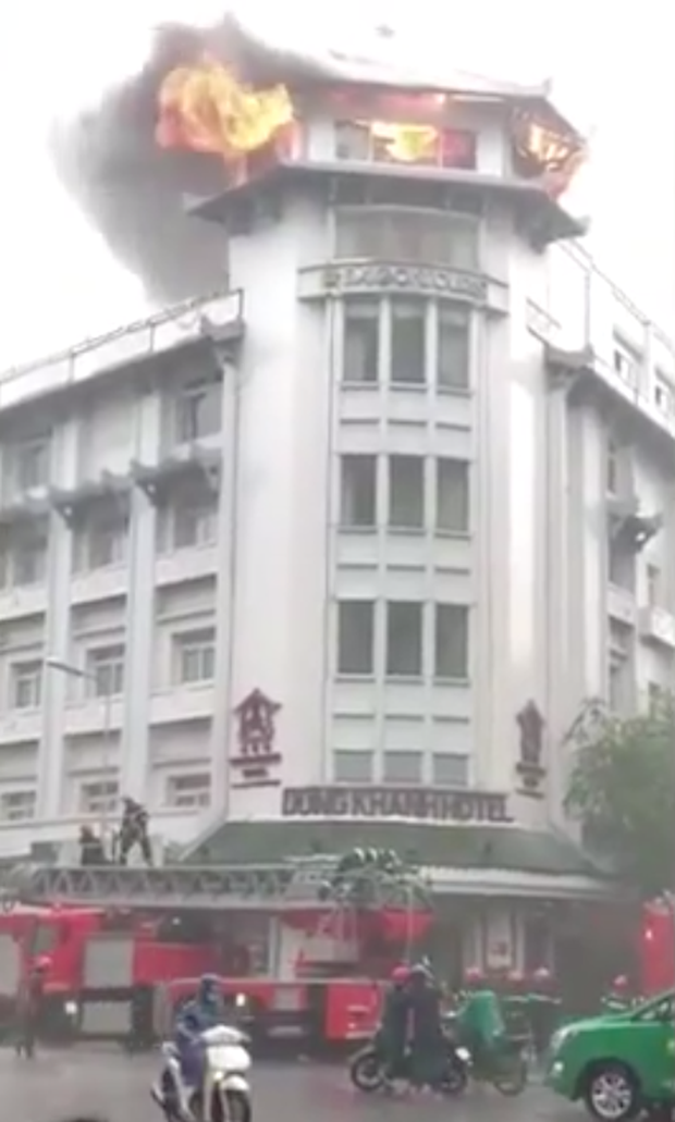 Khách sạn Đồng Khánh ở TP.HCM bốc cháy dữ dội trong cơn mưa lớn - Ảnh 4.