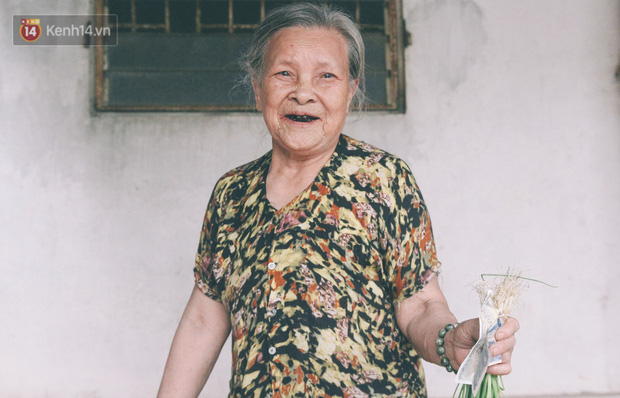 Có một cửa tiệm 60 năm của bà trùm tạp hóa ở Hà Nội khiến ai đi qua cũng nhớ về tuổi thơ - Ảnh 1.