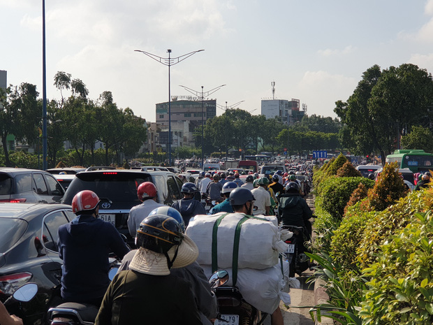 Ảnh: Cửa ngõ vào trung tâm Sài Gòn ùn tắc không lối thoát, ô tô và xe máy chen nhau dàn hàng kín mặt đường - Ảnh 13.