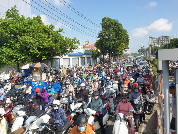 Ảnh: Cửa ngõ vào trung tâm Sài Gòn ùn tắc không lối thoát, ô tô và xe máy chen nhau dàn hàng kín mặt đường - Ảnh 15.