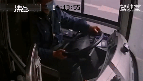 Đang lái xe bus thì gục xuống bất tỉnh, hành khách hú hồn vì được cứu mạng nhờ phản ứng của tài xế trong vài giây trước đó - Ảnh 4.