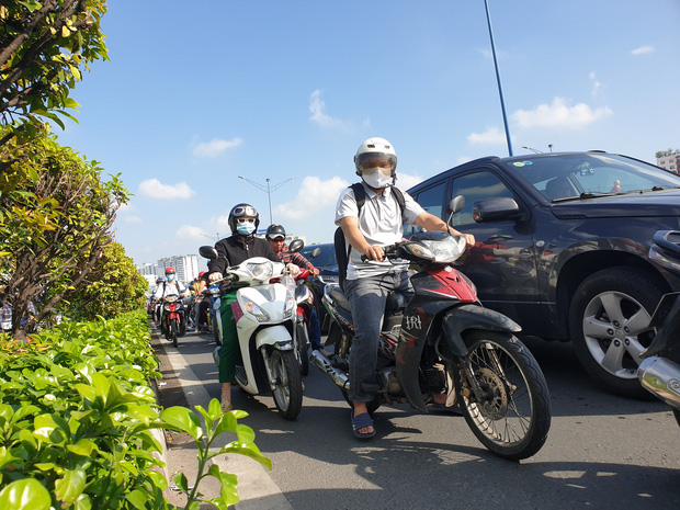 Ảnh: Cửa ngõ vào trung tâm Sài Gòn ùn tắc không lối thoát, ô tô và xe máy chen nhau dàn hàng kín mặt đường - Ảnh 5.