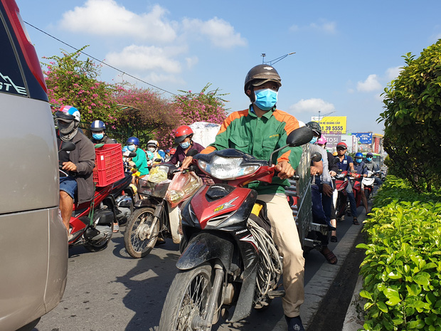 Ảnh: Cửa ngõ vào trung tâm Sài Gòn ùn tắc không lối thoát, ô tô và xe máy chen nhau dàn hàng kín mặt đường - Ảnh 8.