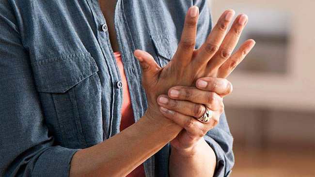Tê tay tuy là chuyện thường nhưng hãy cẩn thận, nó cũng là dấu hiệu cảnh báo sớm của 5 loại bệnh chết người sau - Ảnh 1.