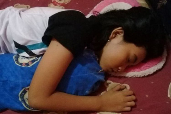 Quá lo lắng vì con gái 16 tuổi ngủ li bì trong 7 ngày liên tục, bố mẹ vác con đi khám rồi sững sờ khi biết con mắc hội chứng Công chúa ngủ trong rừng - Ảnh 2.
