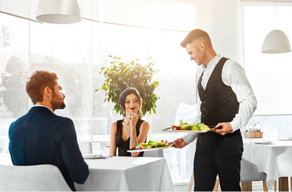 Nghĩ là giúp nhân viên đỡ việc nhưng việc tự dọn bàn ăn khiến bạn mắc vào điều tối kị khi đi ăn nhà hàng - Ảnh 1.