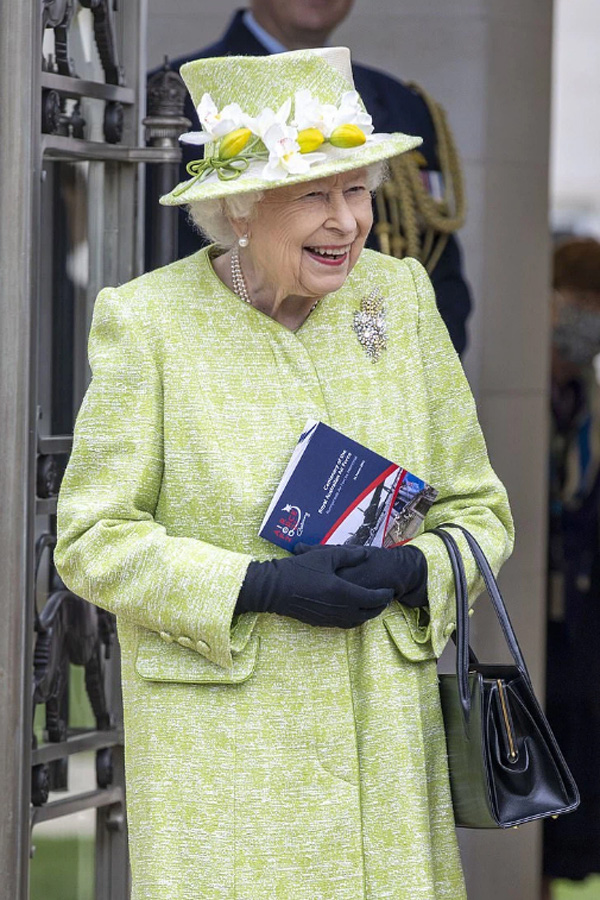 Hình ảnh tươi cười của Nữ hoàng Anh sau 5 tháng ở ẩn và thông điệp sâu sắc đến vợ chồng Meghan Markle và Harry - Ảnh 5.