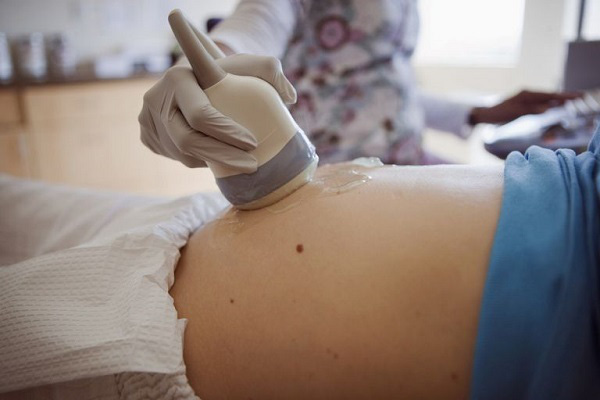 Bất ngờ có thai ở tuổi 50, nữ bệnh nhân đã phải cắt bỏ tử cung để tránh biến chứng do chửa trứng - Ảnh 3.