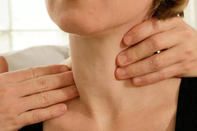 2 cách đơn giản nhất bạn có thể kiểm tra tại nhà để biết mình có bị ung thư tuyến giáp hay không - Ảnh 2.