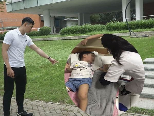 Đang đi dạo cùng bố mẹ trong công viên, bé trai 3 tuổi bị chó thả rông cắn rách đùi - Ảnh 1.