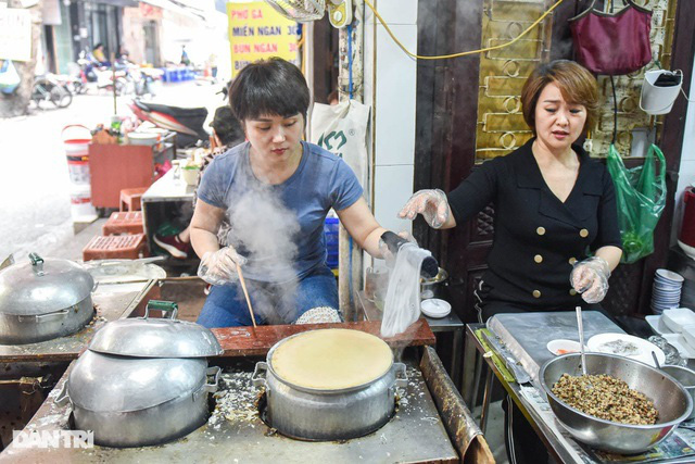 Quán bánh cuốn đắt hàng suốt 40 năm, ngày bán 200 suất ở Hà Nội - Ảnh 1.