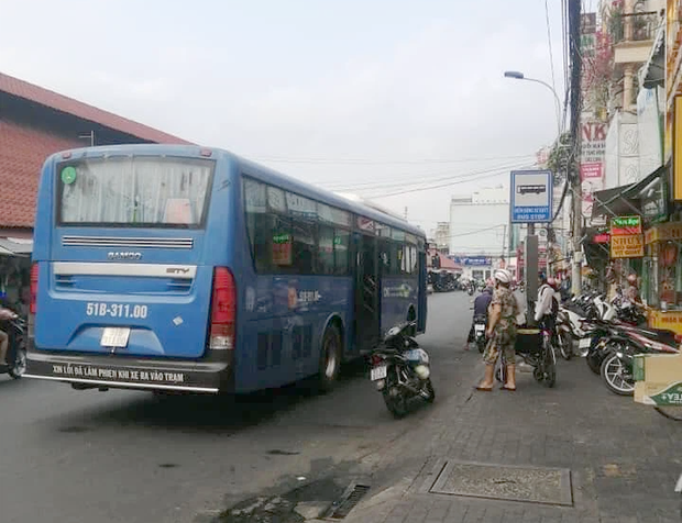 Vụ nghi không phục vụ hành khách khuyết tật: Nữ nhân viên xe buýt kể lại sự việc gây bất ngờ - Ảnh 2.