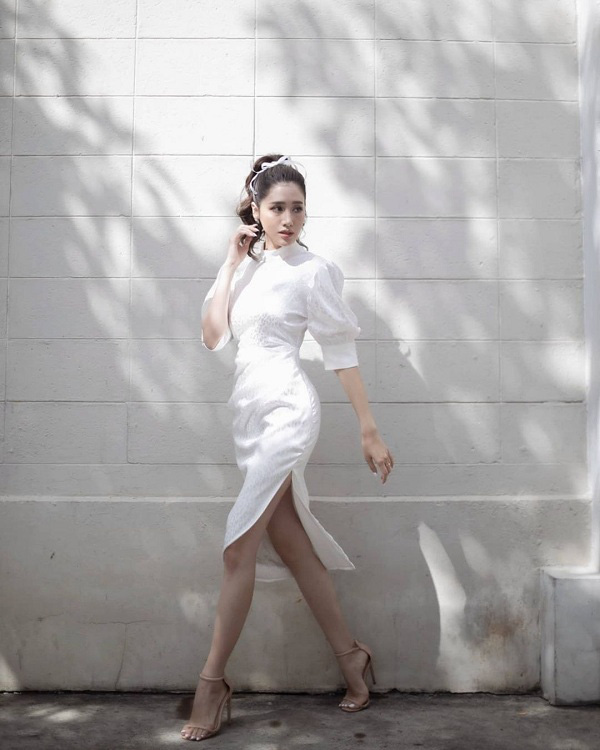Kiểu váy trắng dịu mát được hội mỹ nhân Thái mê mẩn trong ngày nắng - Ảnh 4.